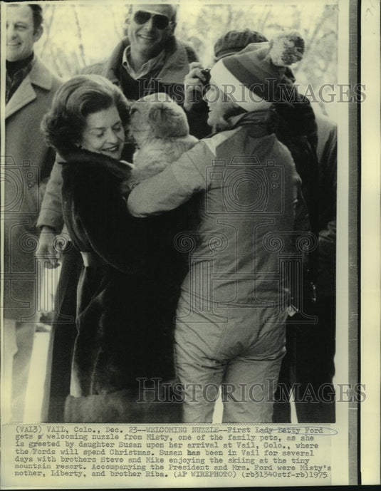 1975 Press Photo First Lady nuzzled by Misty with daughter Susan at Vail