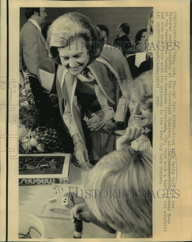 1975 Press Photo Mrs. Ford visits children in Cleveland&#39;s Model Day Care Center