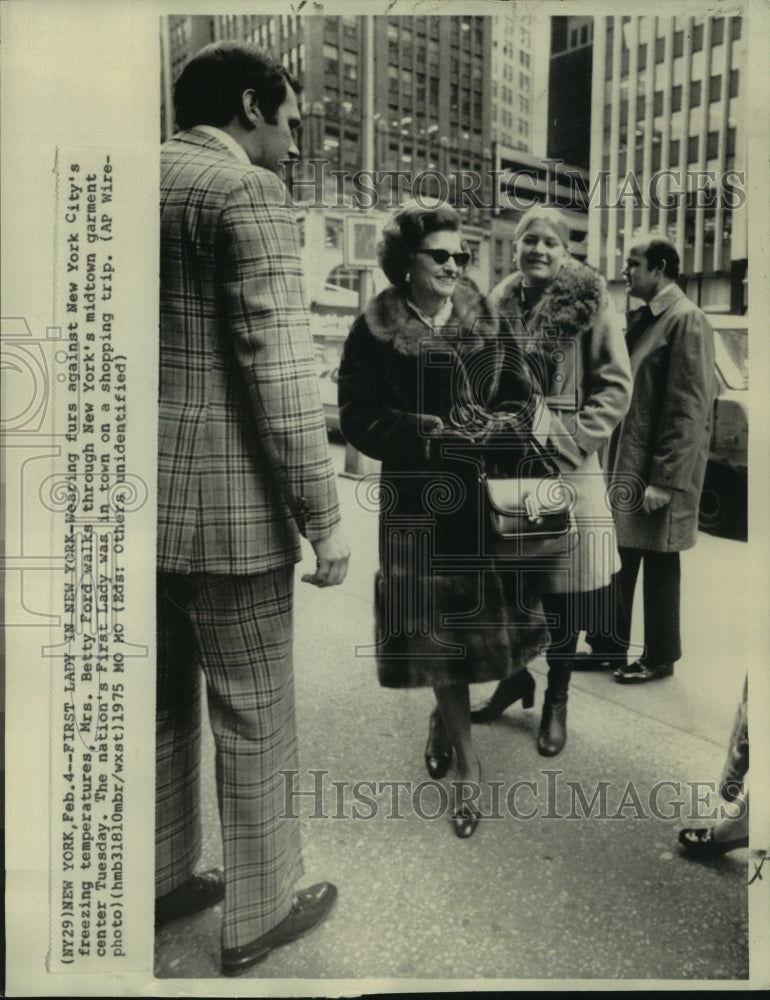 1975 Press Photo Mrs. Betty Ford and other wears furs as shopping in New York.