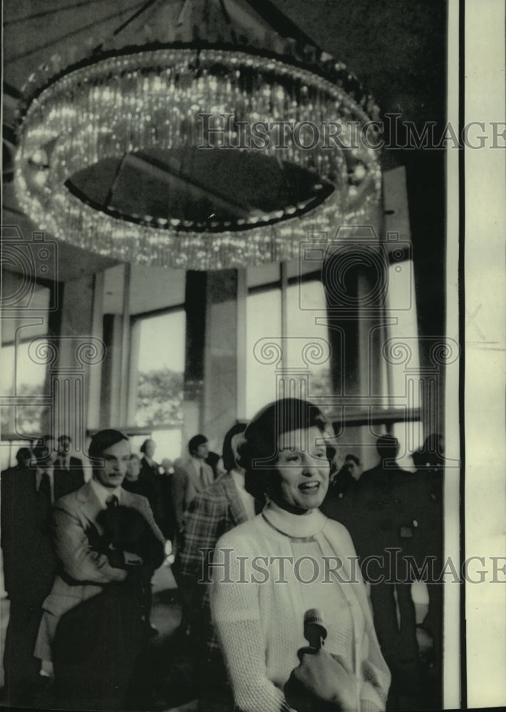 Load image into Gallery viewer, 1975 Press Photo Mrs. Ford speaks to newsmen in Los Angeles Music Center lobby
