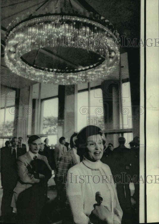 1975 Press Photo Mrs. Ford speaks to newsmen in Los Angeles Music Center lobby