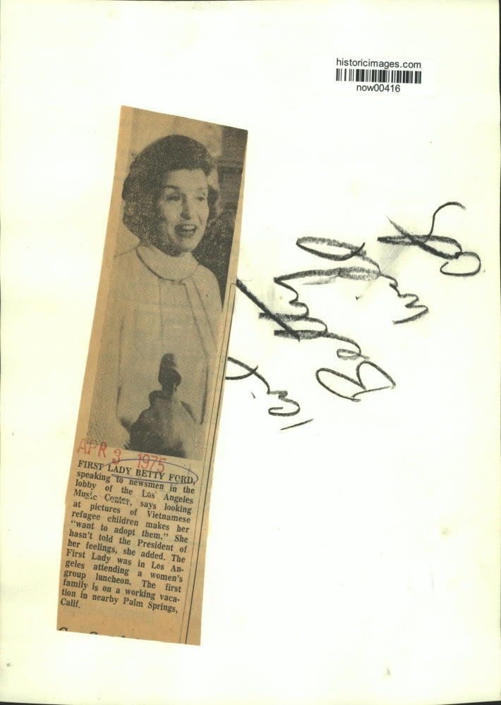 Load image into Gallery viewer, 1975 Press Photo Mrs. Ford speaks to newsmen in Los Angeles Music Center lobby
