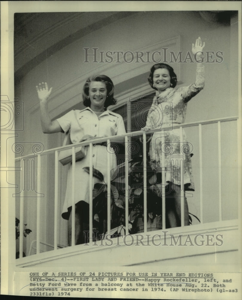 1974 Press Photo Betty Ford & Happy Rockefeller wave from White House balcony