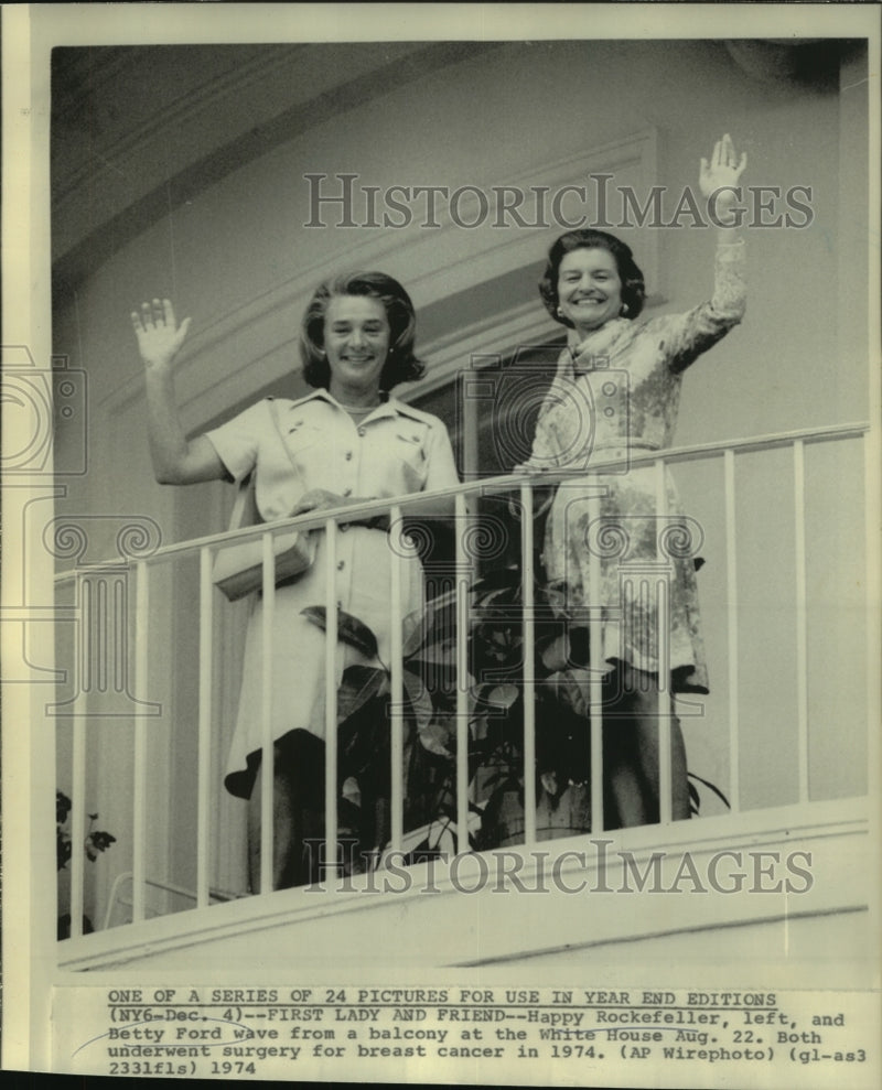Load image into Gallery viewer, 1974 Press Photo Betty Ford &amp; Happy Rockefeller wave from White House balcony
