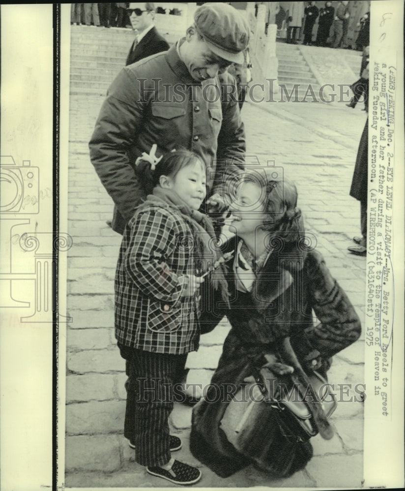 1975 Press Photo Mrs. Betty Ford greets young girl &amp; father at Temple of Heaven