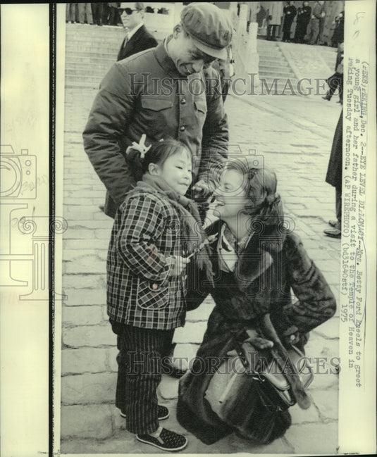 1975 Press Photo Mrs. Betty Ford greets young girl & father at Temple of Heaven