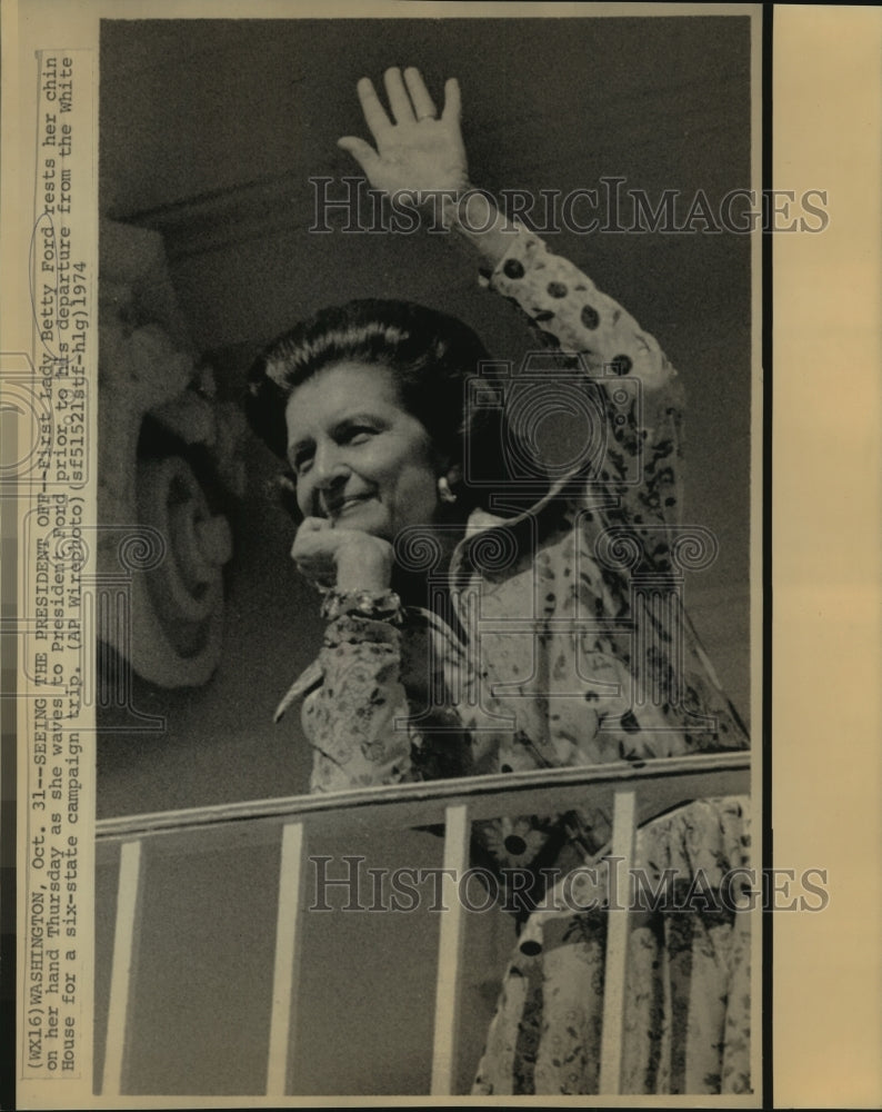 1974 Press Photo First Lady Betty Ford waves as President leaves the White House