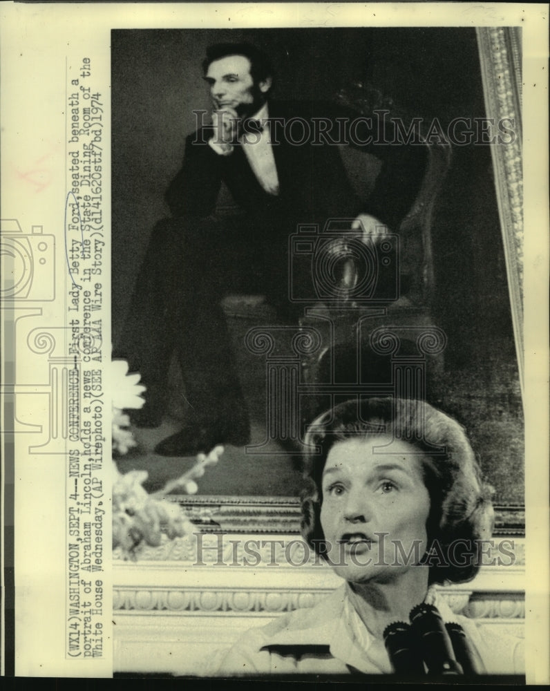 Load image into Gallery viewer, 1974 Press Photo First Lady Betty Ford at press conference in State Dining Room
