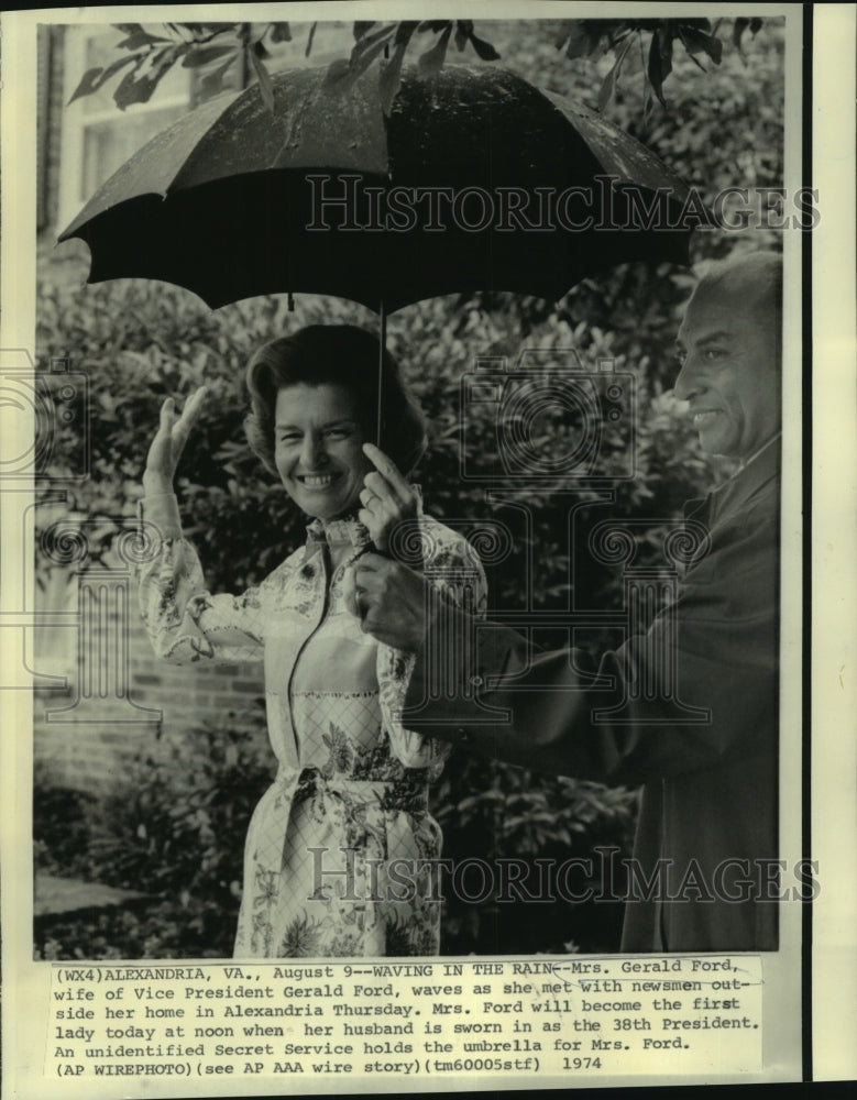 1974 Press Photo Mrs. Betty Ford meets with newsmen in the rain; - now00440
