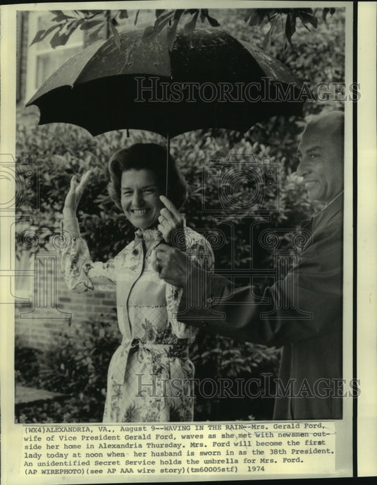1974 Press Photo Mrs. Betty Ford meets with newsmen in the rain; - now00440