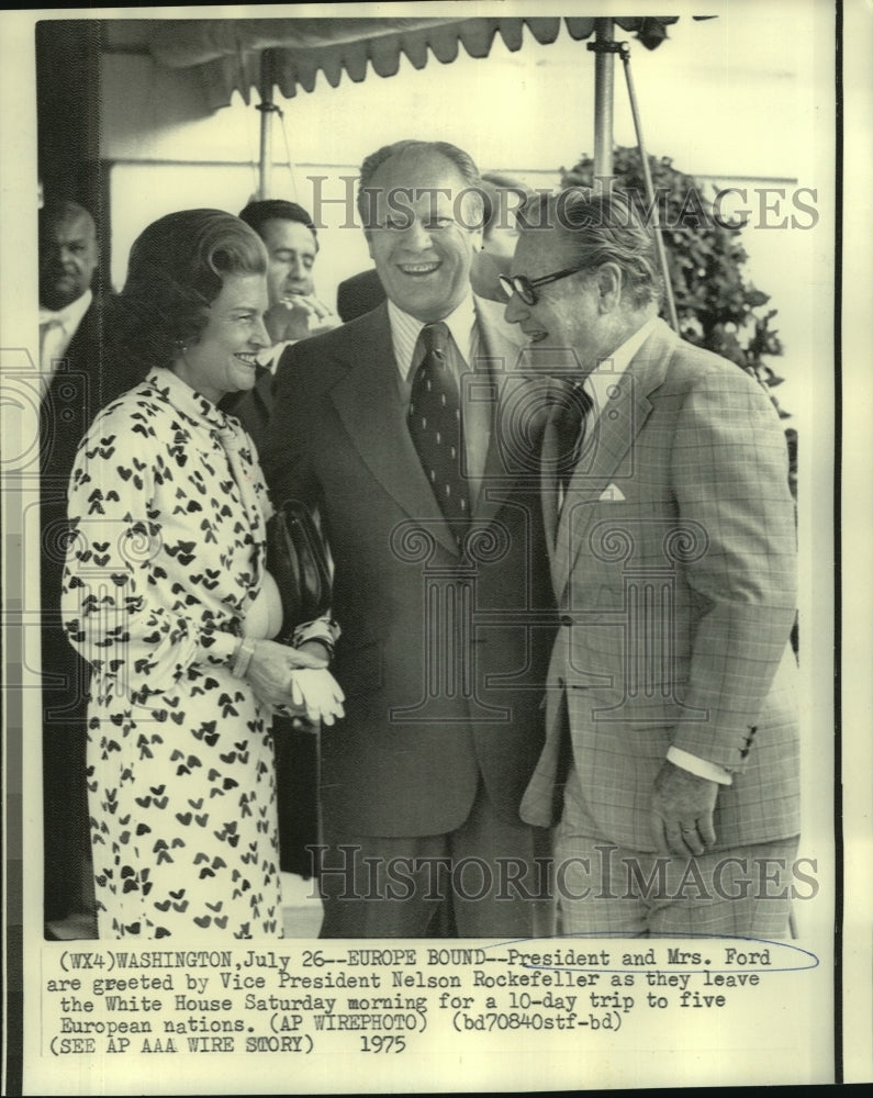 Load image into Gallery viewer, 1975 Press Photo President &amp; Mrs. Ford with VP Rockefeller at White House
