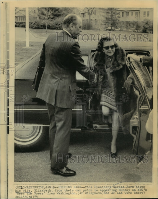 1974 Press Photo Vice-President Gerald Ford helps wife Elizabeth from car
