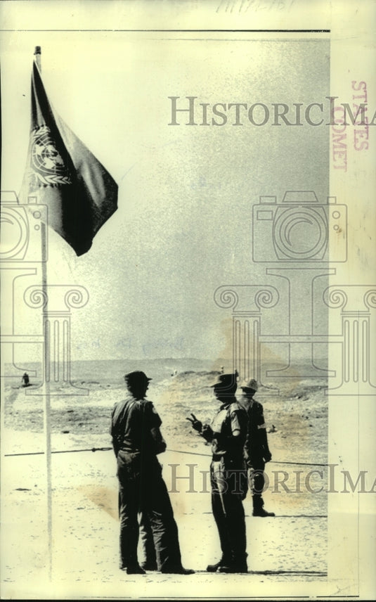 1973 Press Photo Egyptian officer makes "V" sign while talking to U.N. trooper
