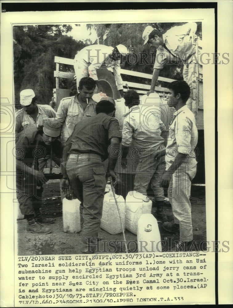 1973 Press Photo Israeli soldiers help Egyptian troops unload cans of water