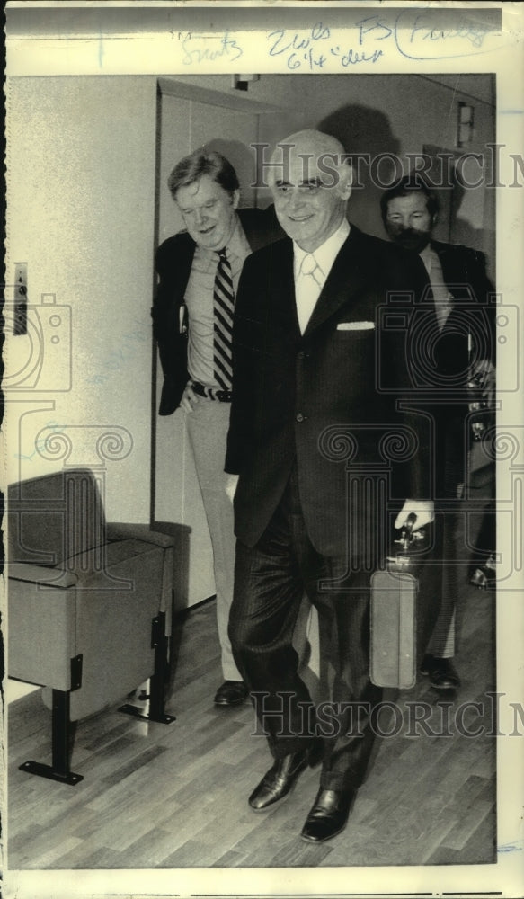 1973 Press Photo Baseball-Charles Finley appears at Bowie Kuhn&#39;s New York office