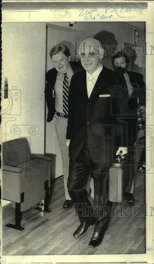 1973 Press Photo Baseball-Charles Finley appears at Bowie Kuhn's New York office