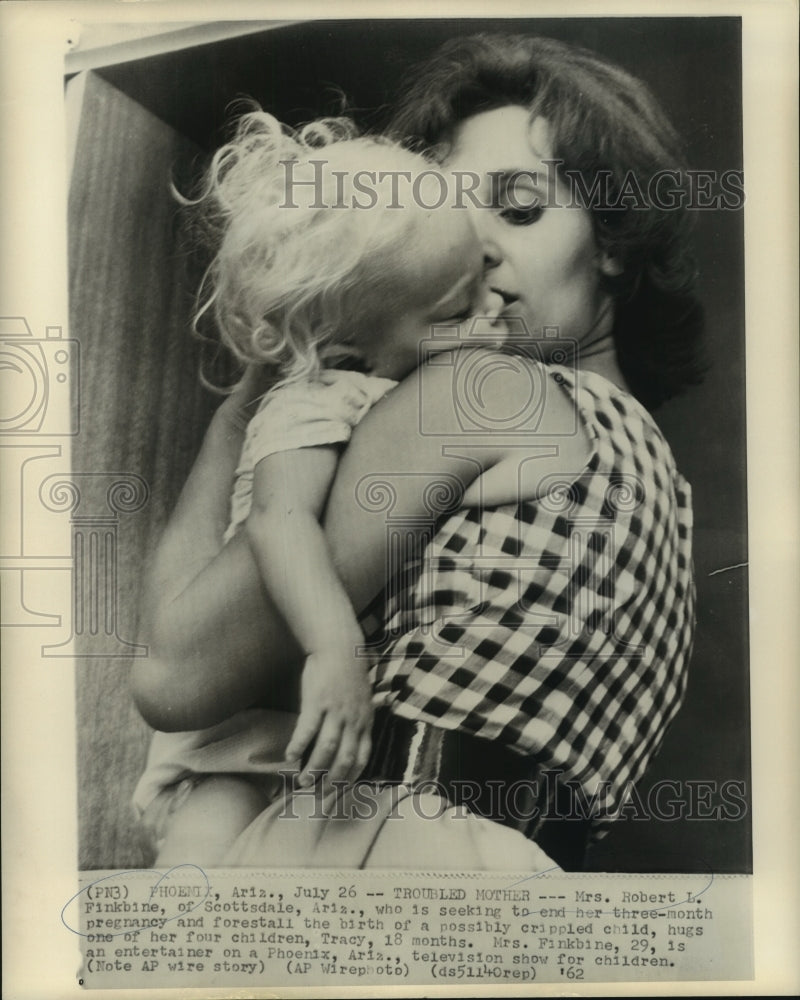 1962 Press Photo Mrs. Robert Finkbine hugs her child Tracy - now00490