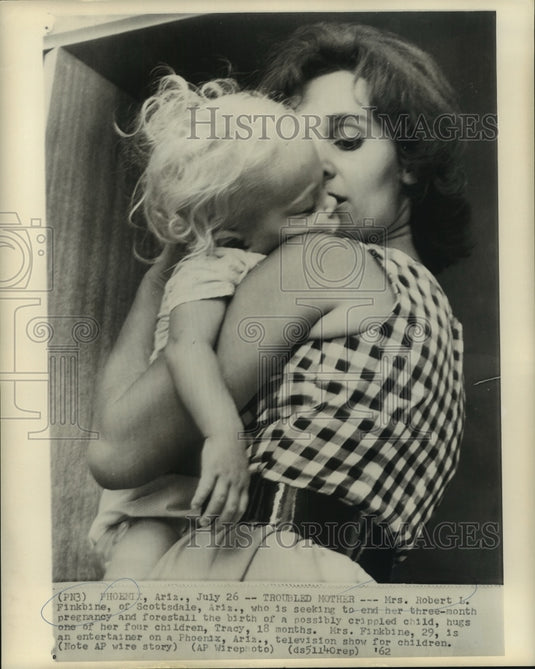 1962 Press Photo Mrs. Robert Finkbine hugs her child Tracy - now00490