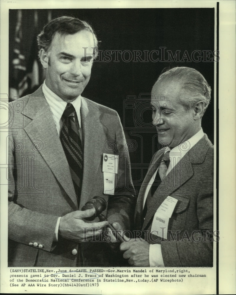 1973 Press Photo Passing of gavel to Gov. Daniel Evans by Gov. Mandel, Maryland
