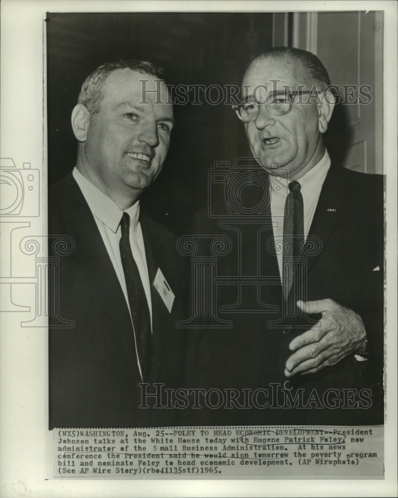 Load image into Gallery viewer, 1965 Press Photo Eugene Patrick Foley &amp; President Johnson at White House
