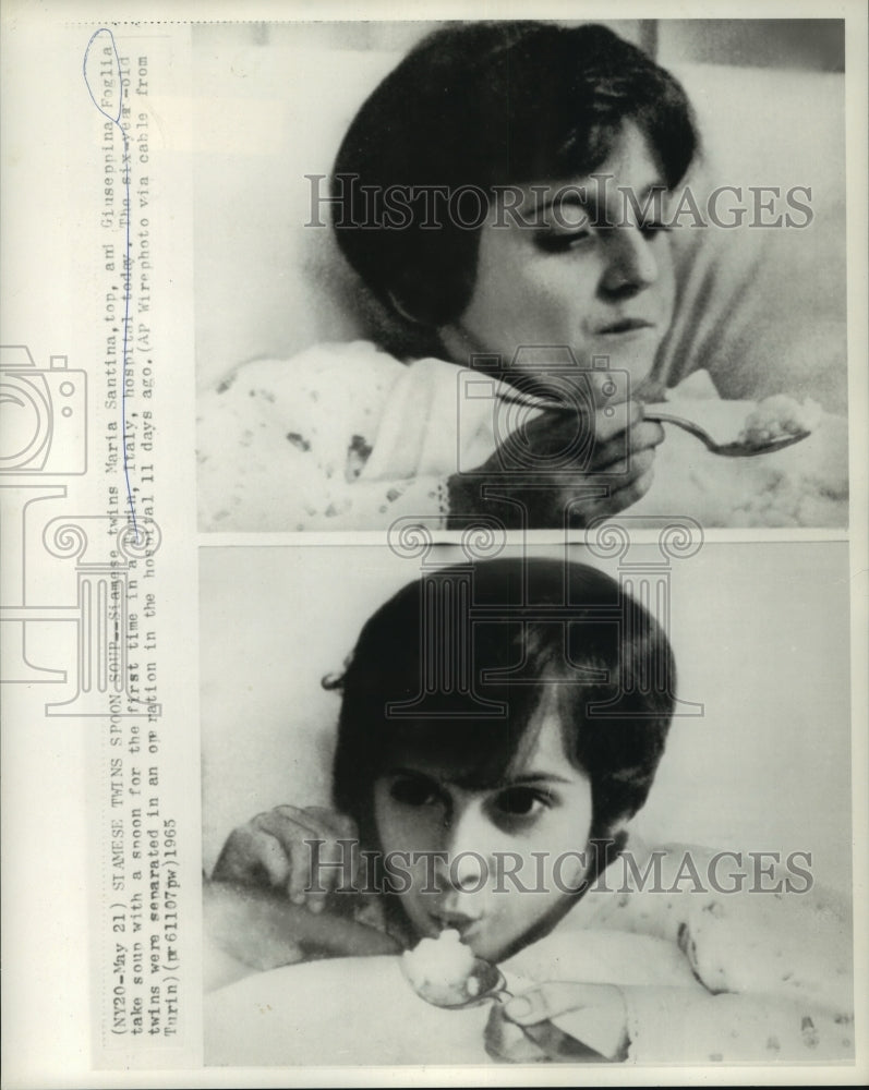 1965 Press Photo Foglia Siamese twins take soup from spoon for the first time
