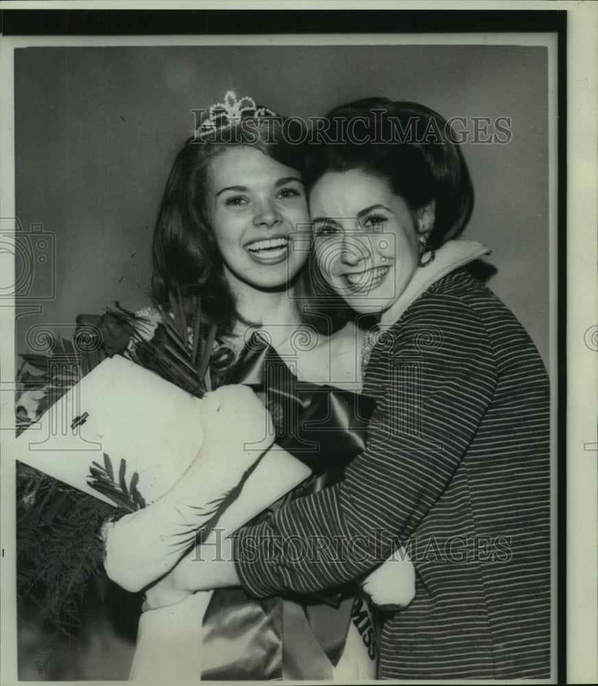 1967 Press Photo MS Junior Miss, Jane Carol Foshee gets hug from Robie Robertson