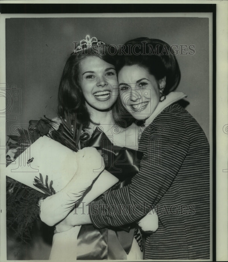 Load image into Gallery viewer, 1967 Press Photo MS Junior Miss, Jane Carol Foshee gets hug from Robie Robertson
