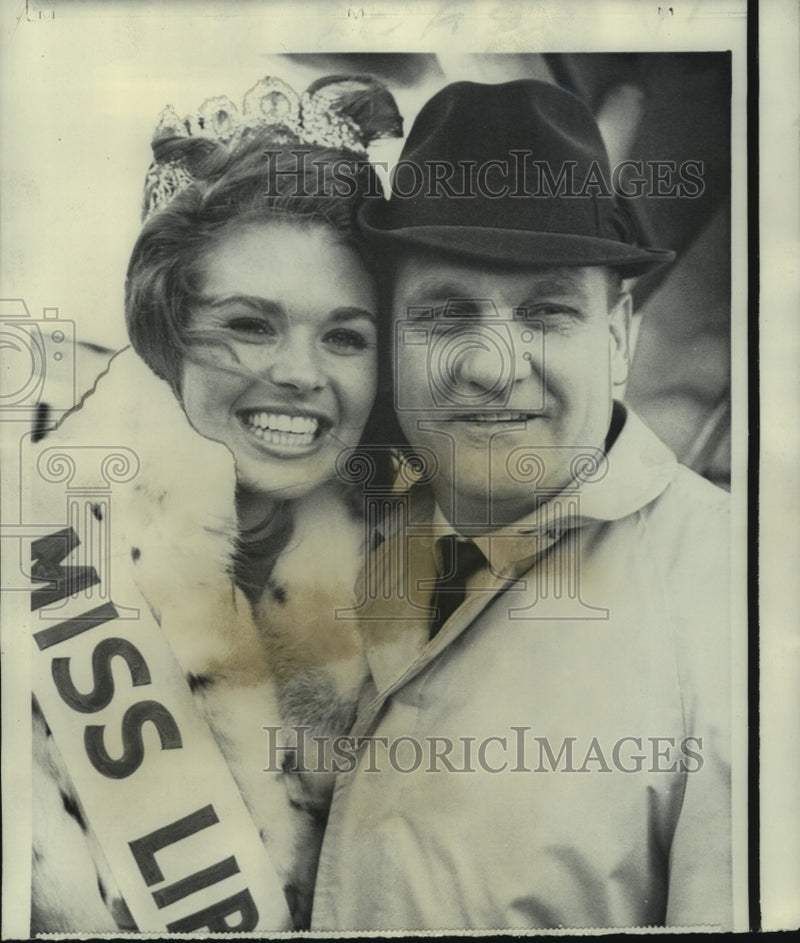 Load image into Gallery viewer, 1968 Press Photo Virginia Tech football coach gets hug from Jane Carol Foshee.

