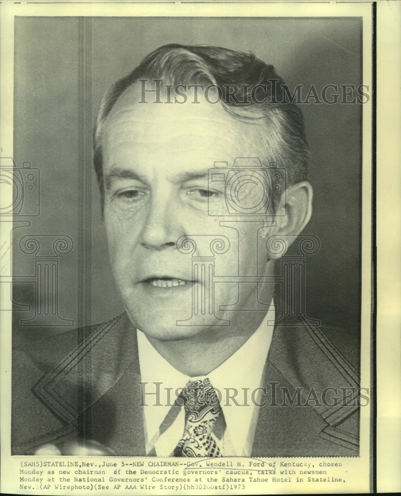 Load image into Gallery viewer, 1973 Press Photo Gov. Wendell Ford with newsmen at Governors' Conference

