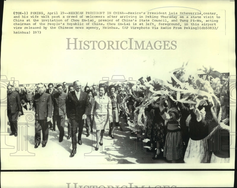Load image into Gallery viewer, 1973 Press Photo Mexican President Echeverria &amp; wife in Peking, China
