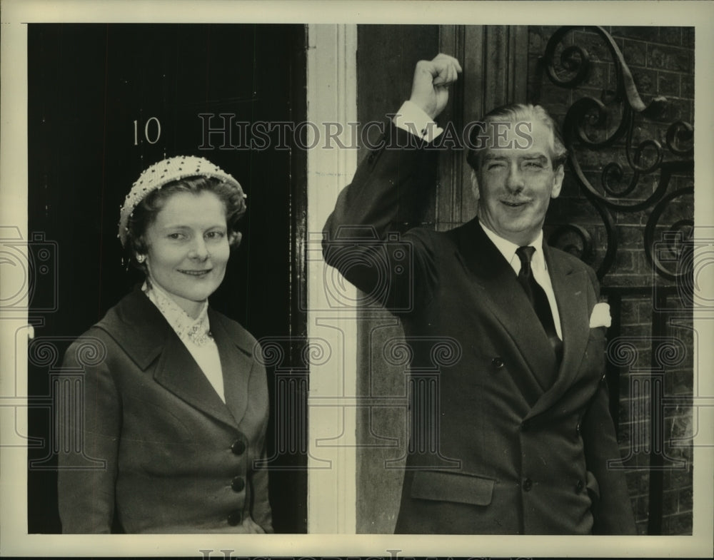 1955 Press Photo Prime Minister Eden &amp; wife at door of 10 Downing Street