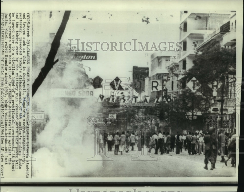 1966 Press Photo Clash between students &amp; troops in Guayaquil, Ecuador