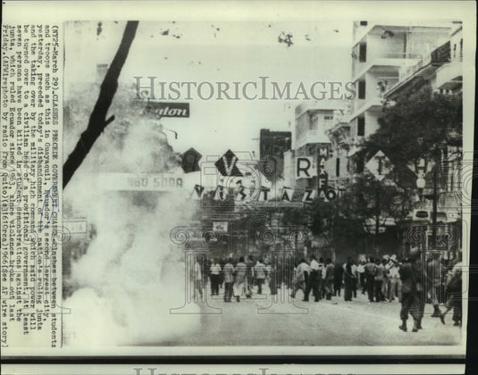 1966 Press Photo Clash between students & troops in Guayaquil, Ecuador