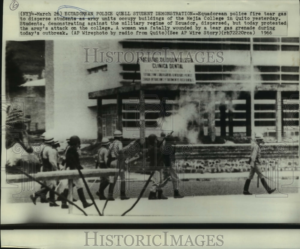 1966 Press Photo Ecuadoean police disperse demonstrating student at Quito.