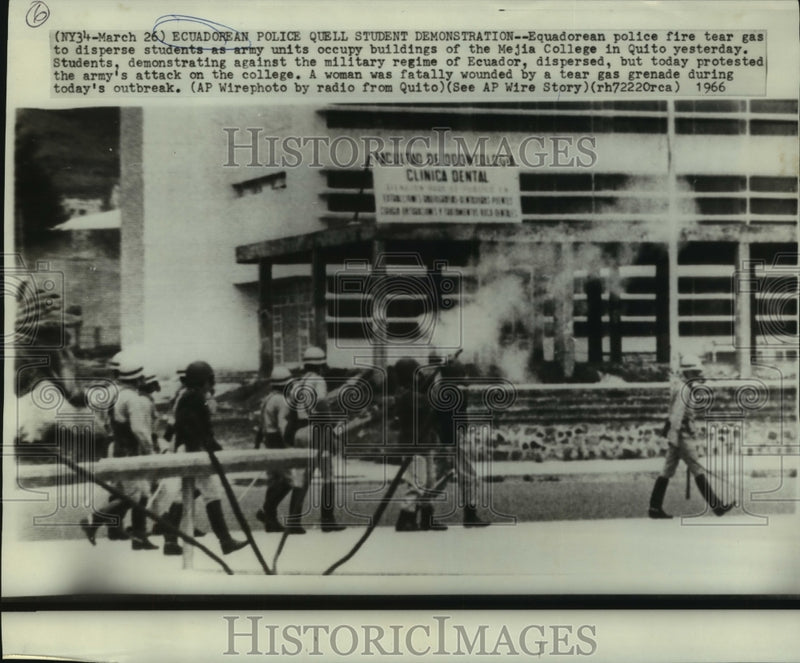 Load image into Gallery viewer, 1966 Press Photo Ecuadoean police disperse demonstrating student at Quito.
