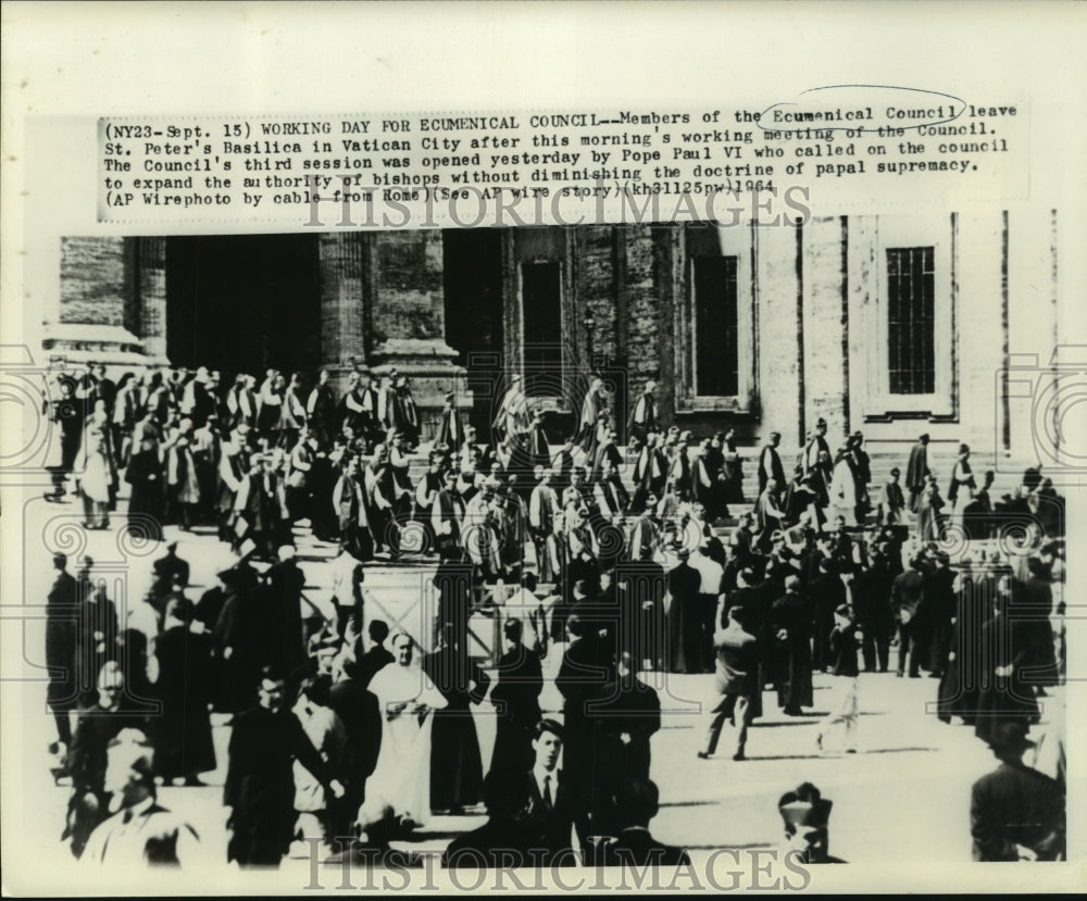 1964 Press Photo Members of Ecumenical Council leave St. Peters Basilica