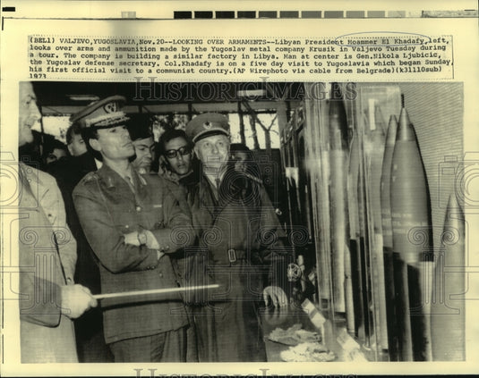 1971 Press Photo Libyan President Khadafy & others view arms & ammunition