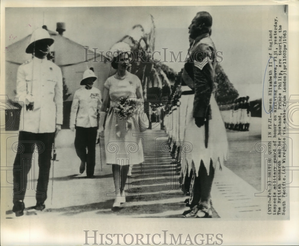 1963 Press Photo Queen Elizabeth II inspects military guard of honor in Fiji