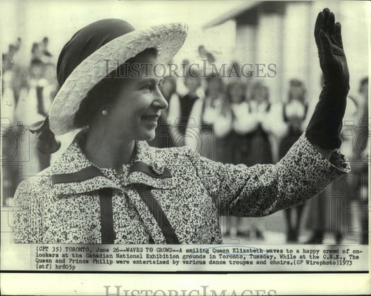 1973 Press Photo Queen Elizabeth II waves Canadian National Exhibit crowds