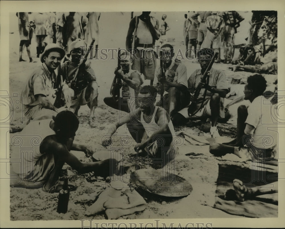 1941 Press Photo Ethiopian troops with Australian commanders stop to eat
