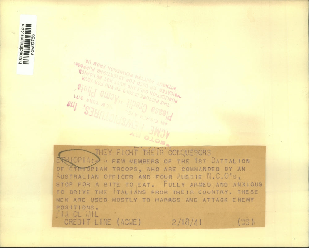 1941 Press Photo Ethiopian troops with Australian commanders stop to eat