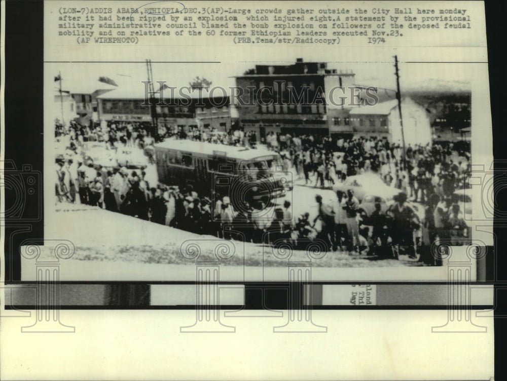 1974 Press Photo Crowds outside Addis Ababa City Hall after bomb explosion