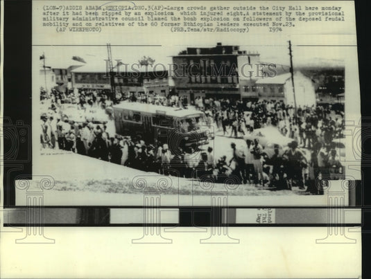 1974 Press Photo Crowds outside Addis Ababa City Hall after bomb explosion