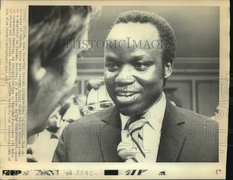 Load image into Gallery viewer, 1973 Press Photo Paul O. Etiang, foreign minister of Uganda talk with newsmen
