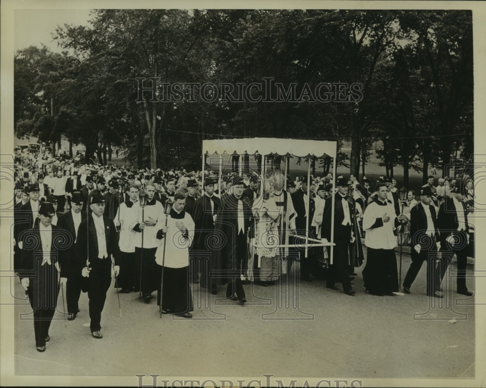 1941 Press Photo Rev. Cicognani heads the procession of 9th Eucharistic Congress