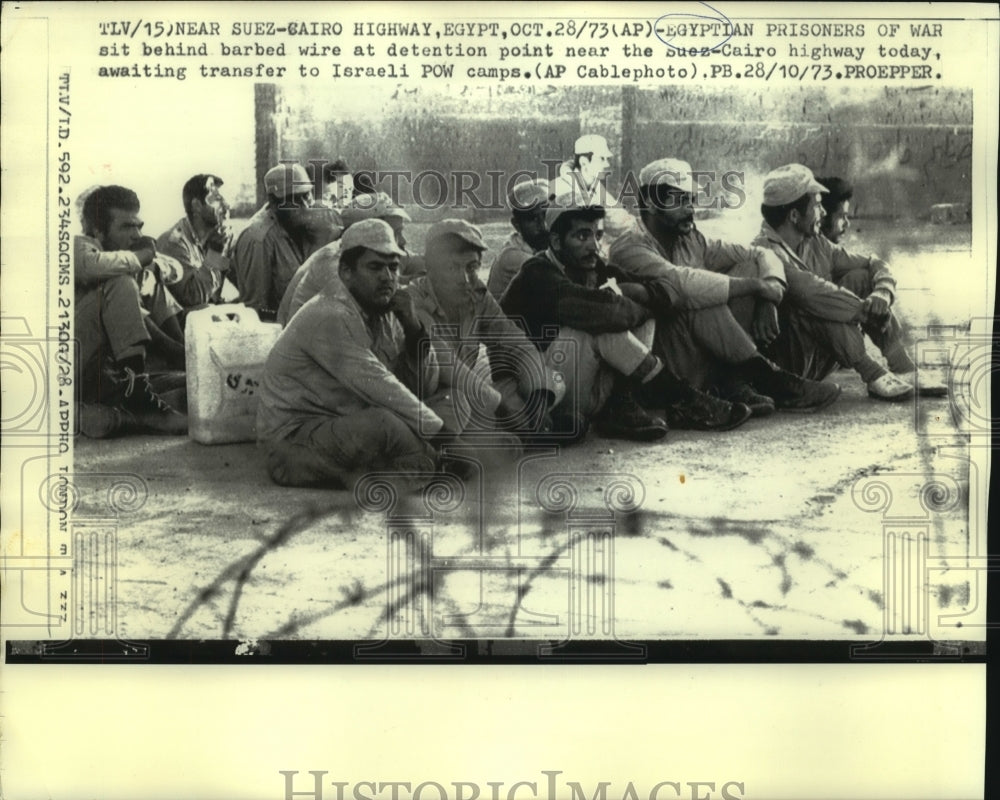 1973 Press Photo Egyptian prisoners behind barbed wire at detention point
