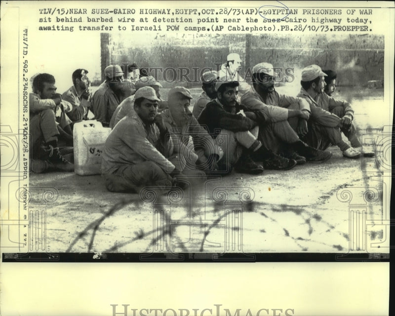 Load image into Gallery viewer, 1973 Press Photo Egyptian prisoners behind barbed wire at detention point
