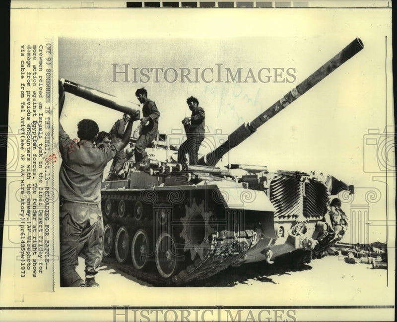 Load image into Gallery viewer, 1973 Press Photo Crewmen reload Israeli tank in Sinai Desert - now00818
