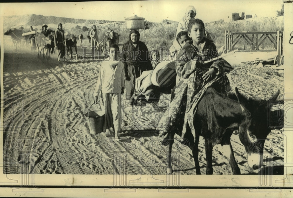 1973 Press Photo Egyptian peasant refugees flee from Israeli lines on Suez front