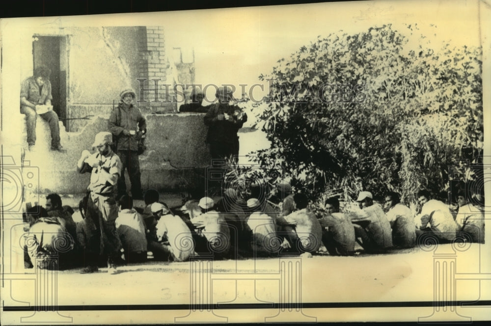 1973 Press Photo Egyptian soldiers taken prisoner by Israeli forces at Suez City